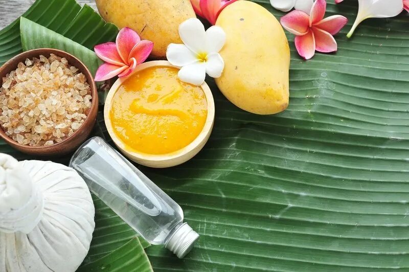 Манговый пилинг. Манго массаж. Массаж манго. Манго массаж. Обертывание в спа салоне.