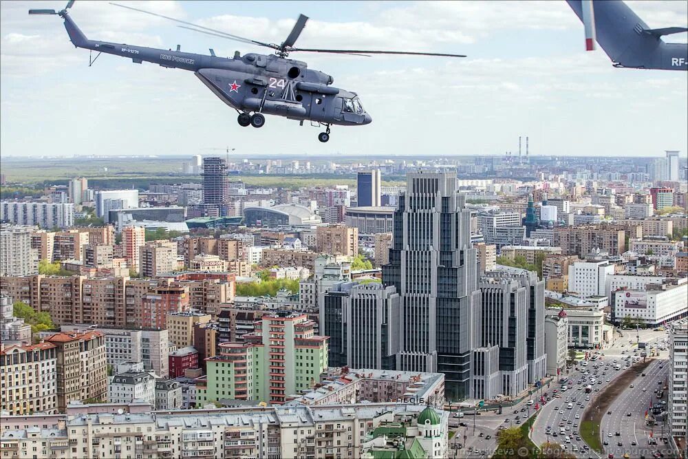 Летают московский. Центр москвы с высоты птичьего полета. Летают московский. Москва вид с самолета. Вертодром хелипорт москва.