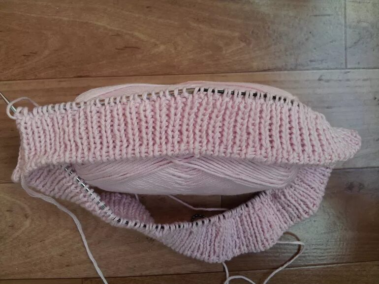 шапка полой резинкой. шапка резинкой по кругу. двойная вязаная резинка. резинка спицами. шапка полой резинкой спицами по кругу.