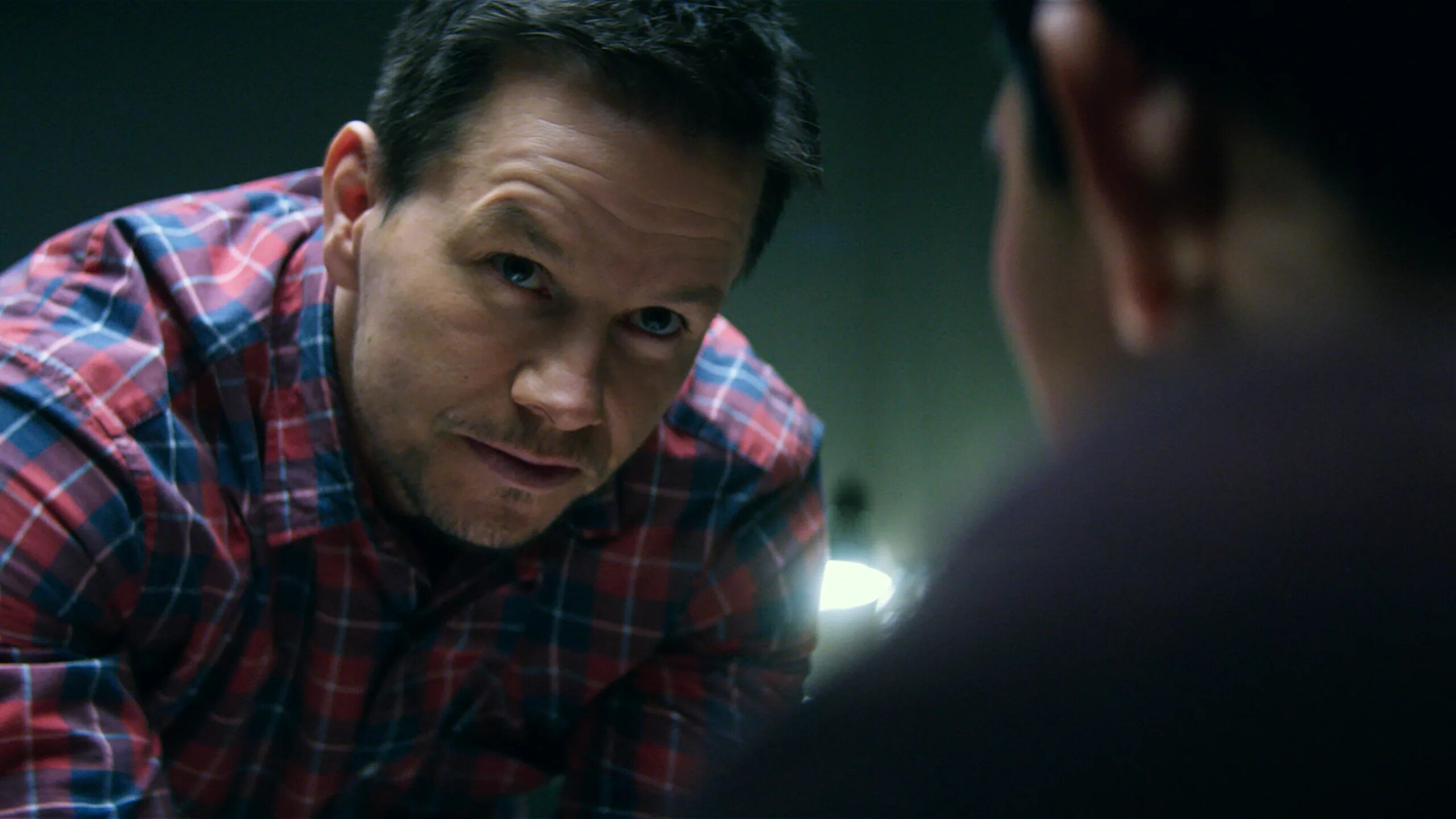 22 мили трейлер. 22 мили (blu-ray). 22 мили фильм. Марк уолберг 2022 боевик. Марк уолберг 2018.