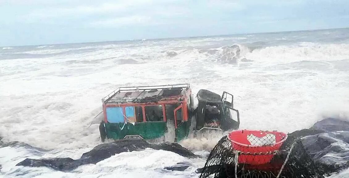 Новости про мужчину в охотском море. Охотское море шторм. Новости про мужчину в охотском море. Лед на море. Краболов островной-10.