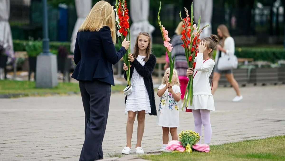 Наряд на первое сентября для мамы. Стильный образ для мамы первоклассника. Платье на 1 сентября для мамы первоклассника. Образ первоклашки на 1 сентября. Пошли на линейку