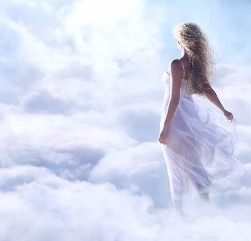Подняться ввысь. Девушка в облаках. Воздушная женщина. Девушка и небо. Девушка летает в облаках.