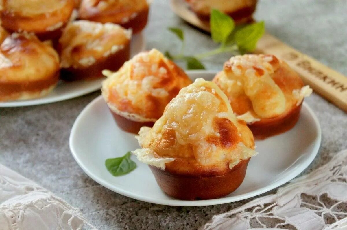 Закусочные кексы с сыром. Маффины с ветчиной и сыром. закусочные маффины. кексики с ветчиной и сыром. маффины с колбасой и сыром.
