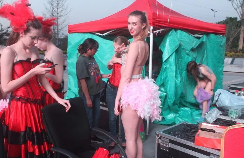 Девушки модели переодеваются. Показ мод переодевание моделей. Мисс псков 2015 закулисье. Закулисье моделей. Модели переодеваются за сценой.