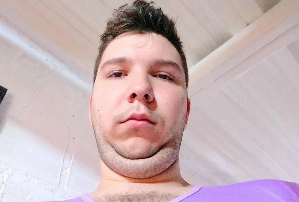 Двойной подбородок. Сдвоенный подбородок. Сдвоенный подбородок. Девушка с двойным подбородком. Двойной подбородок.