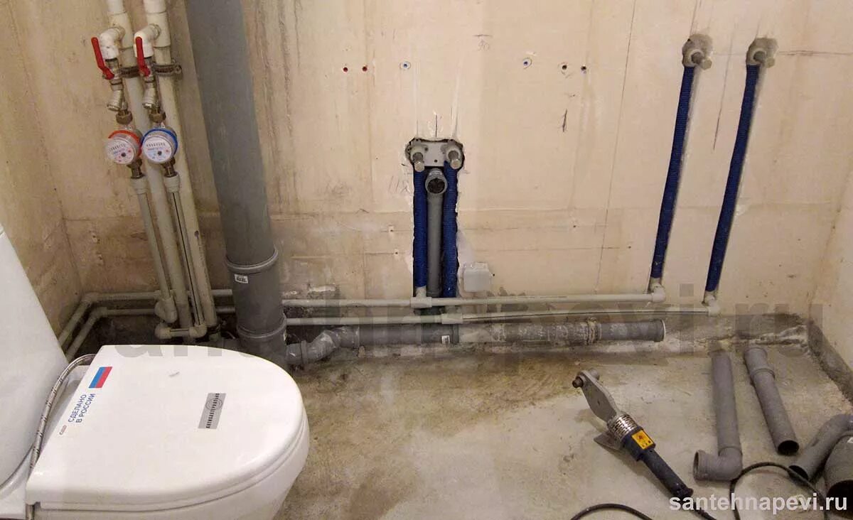 Монтаж водопровода в ванной. Сантехническая разводка. Сшитый полиэтилен разводка водопровода. Схема разводки полипропиленовых труб в ванной и туалете. Тройниковая разводка сшитым полиэтиленом.