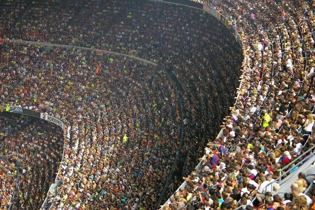 Толпа 1000 человек. Тому же и тысяч людей. Огромное скопление людей. Толпа митингующих. Много людей.