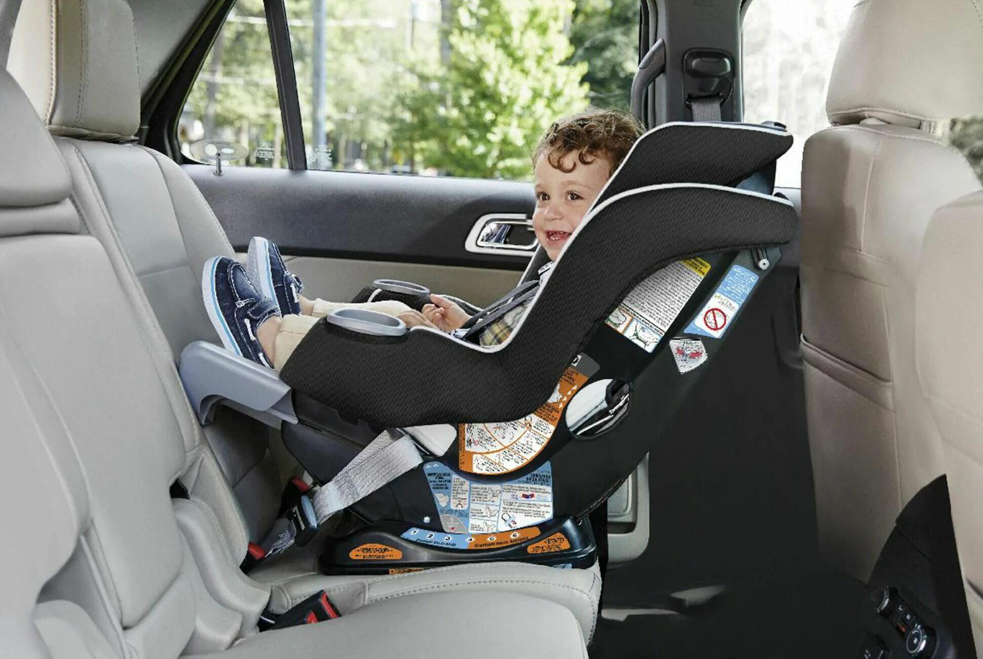 Ребенок в автокресле. Автолюлька на заднем сидении. Детское автокресло в машине. Крепление детского кресла.
