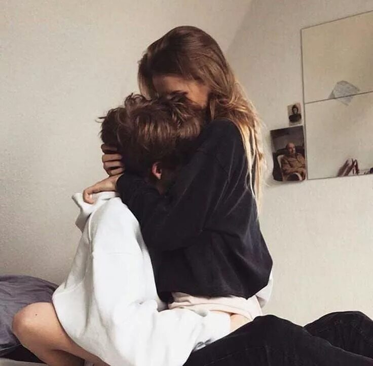 Парень и девушка обнимаются. Девушка обгимаеь паонч. Па рень и девушка обнимаютса. Парень и девушка обнимаются. Красивые парочки подростков.