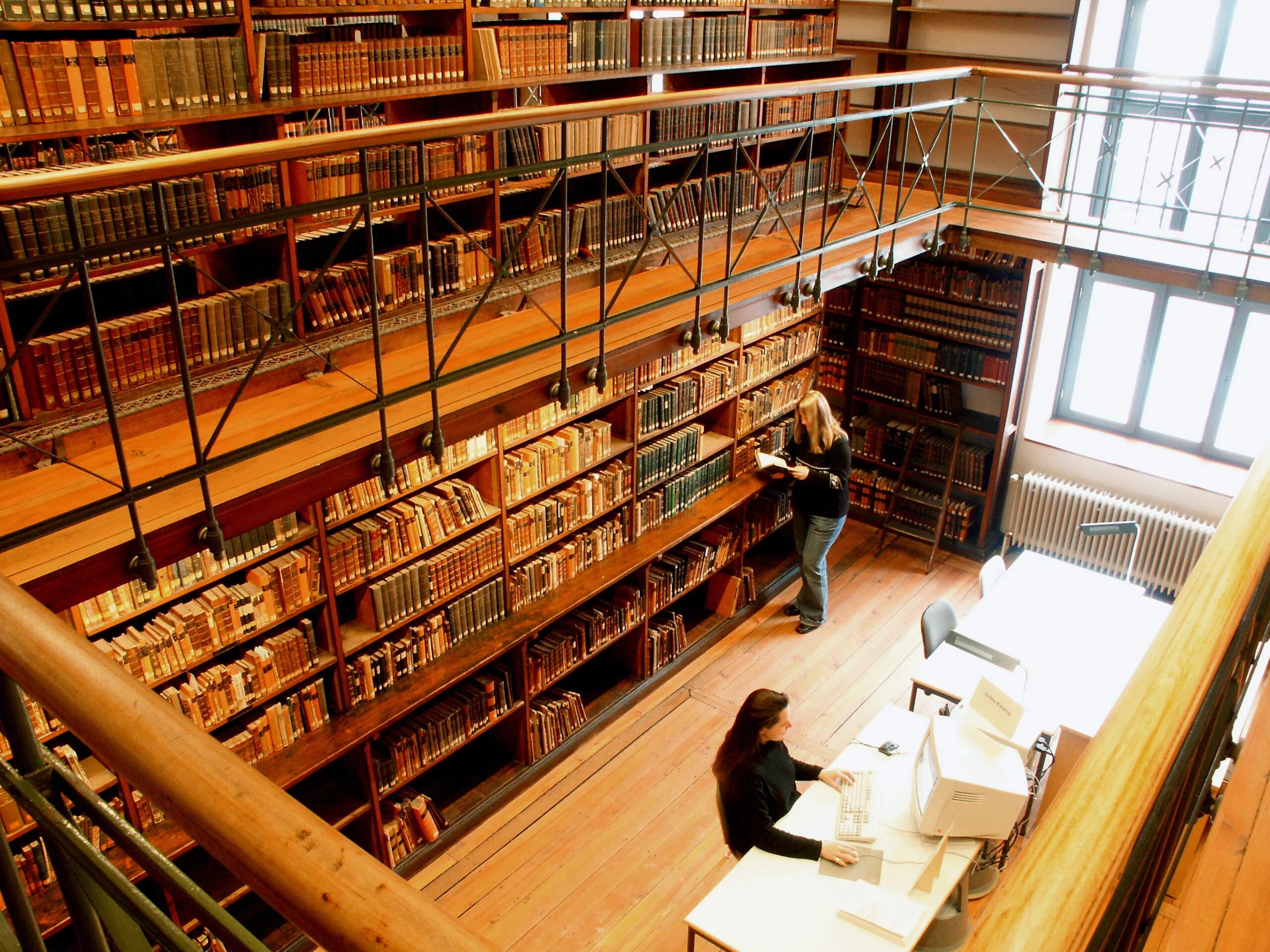 Специальные научные библиотеки. Библиотека Болонского университета. Библиотека Геттингенского университета. Геттингенский университет Германия 19 век. Университетская библиотека в Болонье.