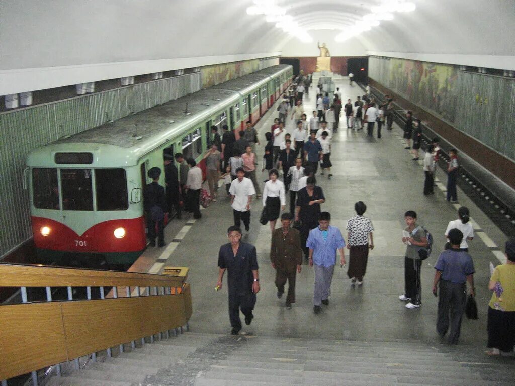 Метро кндр. Метро пхеньяна. поезда метро в северной корее. станция кванмён пхеньян.