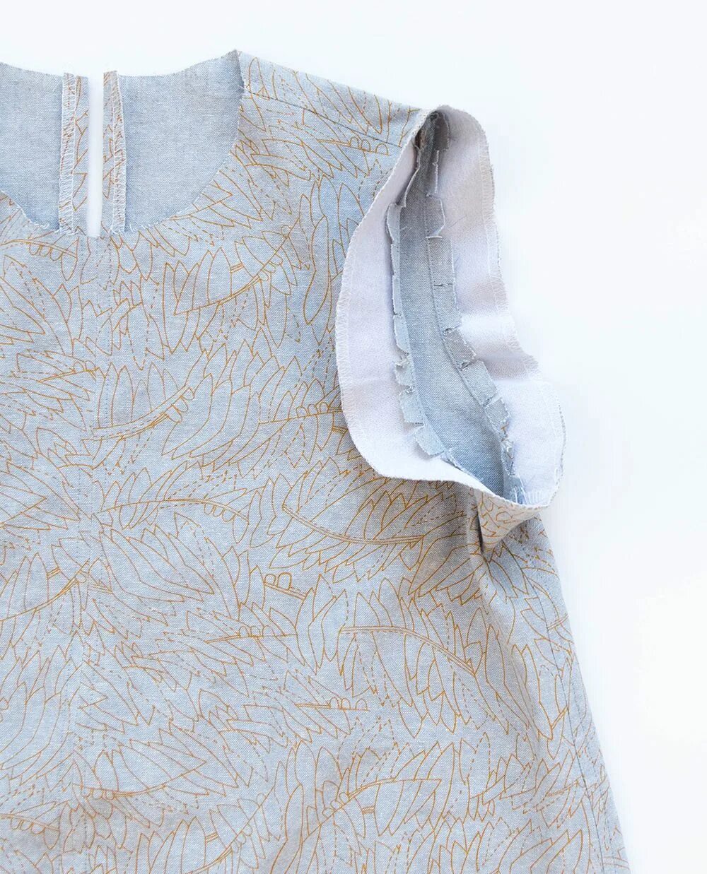 Обработать пройму рукава обтачкой. Как обработать пройму без рукава. Как обработать пройму без рукава. Как обработать пройму без рукава. Обтачка проймы.