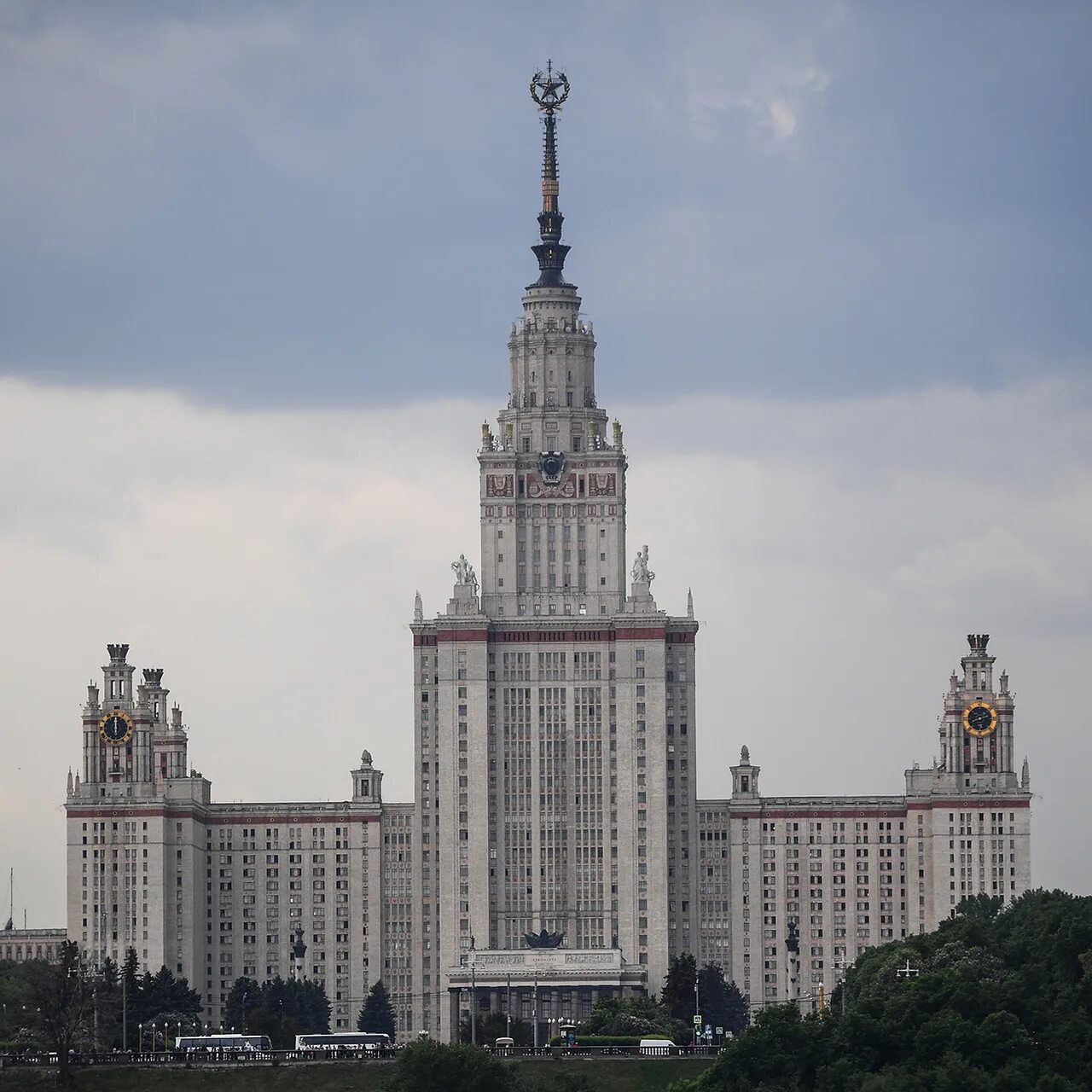 Мгу сколько человек. Московский государственный университет имени м.в.Ломоносова，МГУ. Московский университет Ломоносова. Главное здание МГУ имени м.в. Ломоносова. Главное здание МГУ им Ломоносова.