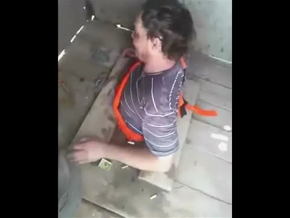 Провалился в сельский туалет. Туалет в школе для мальчиков. Девочка в туалете. Упал туалет девочка. Провалился в дырку туалета.