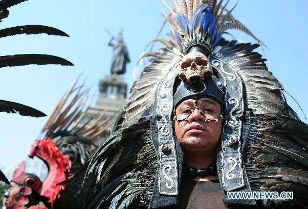 Tribe name. Головной убор ацтеков. Ацтеки правители женщины. Сьюдад-Куаутемок птицы. Герои Мексики.