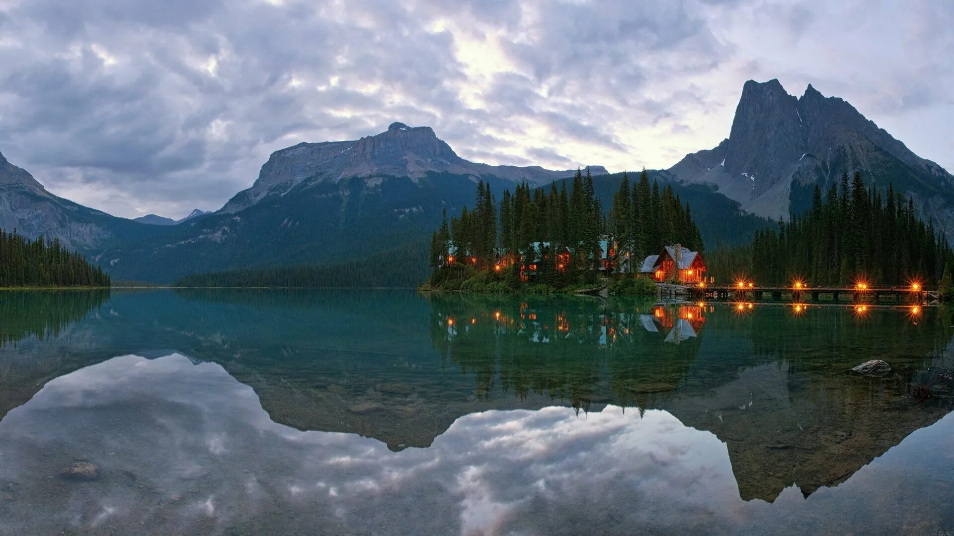 Canada lakes. Национальный парк Йохо Канада. Национальный парк Йохо Изумрудное озеро. Озеро Йохо Канада. Озеро Маккей Канада.