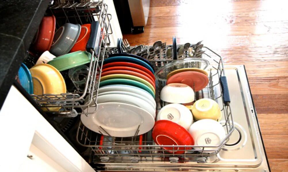 Можно мыть сковороду в посудомойке. Посуда в посудомойке. Кастрюли в посудомойке. Кастрюля в посудомоечной машине. Пластиковая посуда в посудомойке.