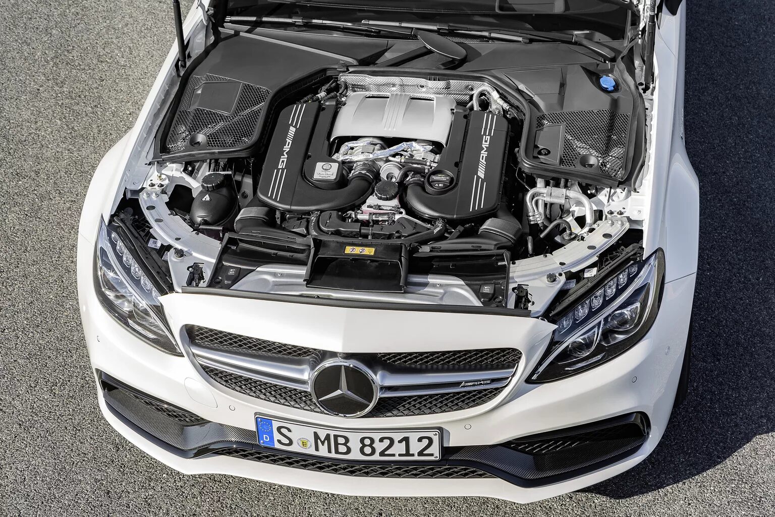 Mercedes e двигатели. C63 AMG мотор. АМГ 63 Мерседес мотор. Mercedes c63 AMG двигатель. 2017 Mercedes-Benz c63 AMG.