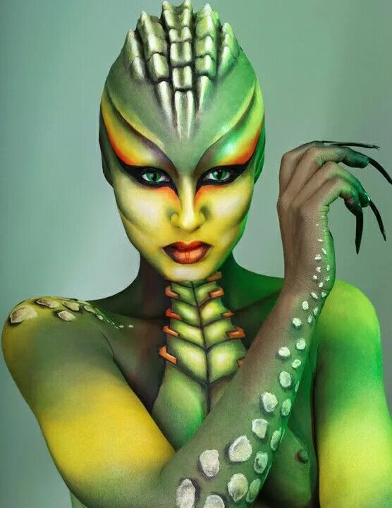 Reptile girl. Бодиарт на лице. Красивые инопланетянки.