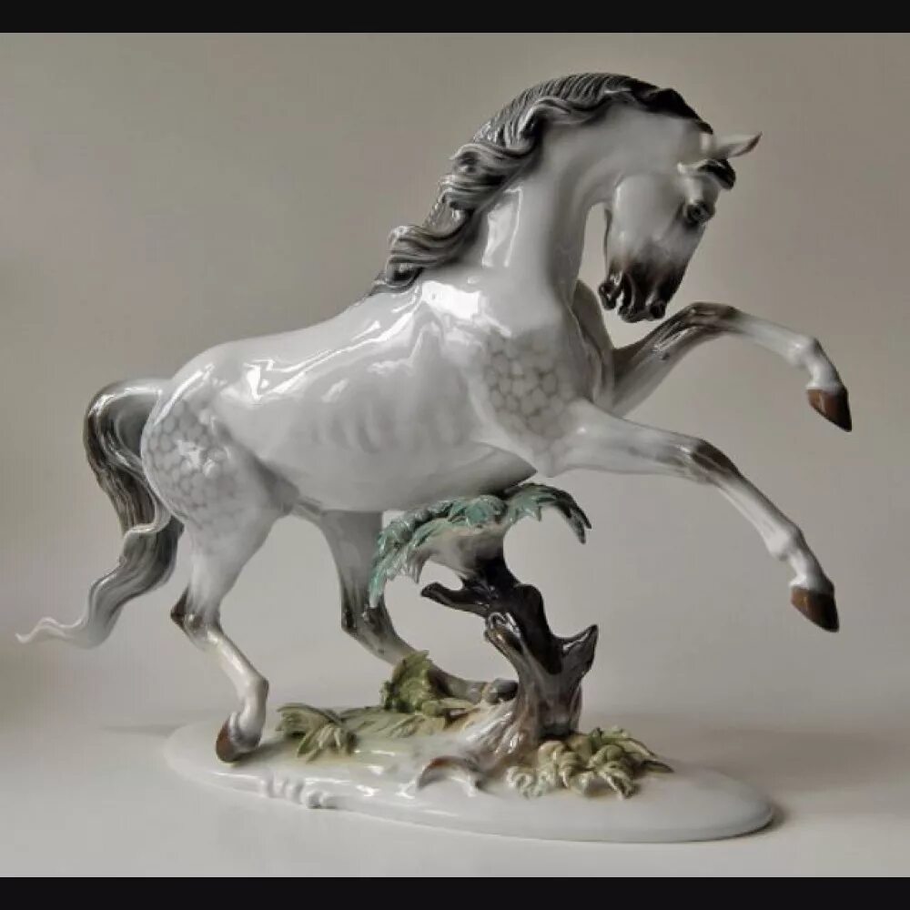 На лошади мейсен. Лошадь фарфор. Фарфоровая статуэтка лошадь. Статуэтка фарфор конь огонь лфз. Лошадь фарфор.