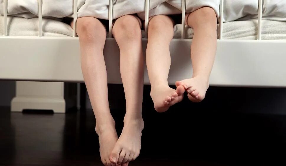Ножки всей семьей. Many feet. Красивые женские норки. Ноги девушки. Длинноногие девушки.