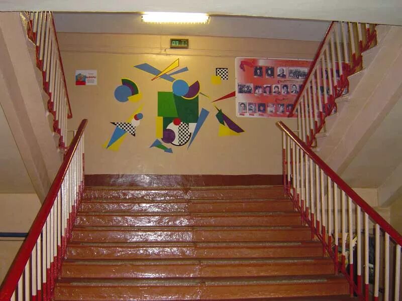 освещение лестничных площадок. освещение лестничных площадок. лестничные клетки типа л2. светильники на лестничный марш в частном доме. светильник над лестницей.