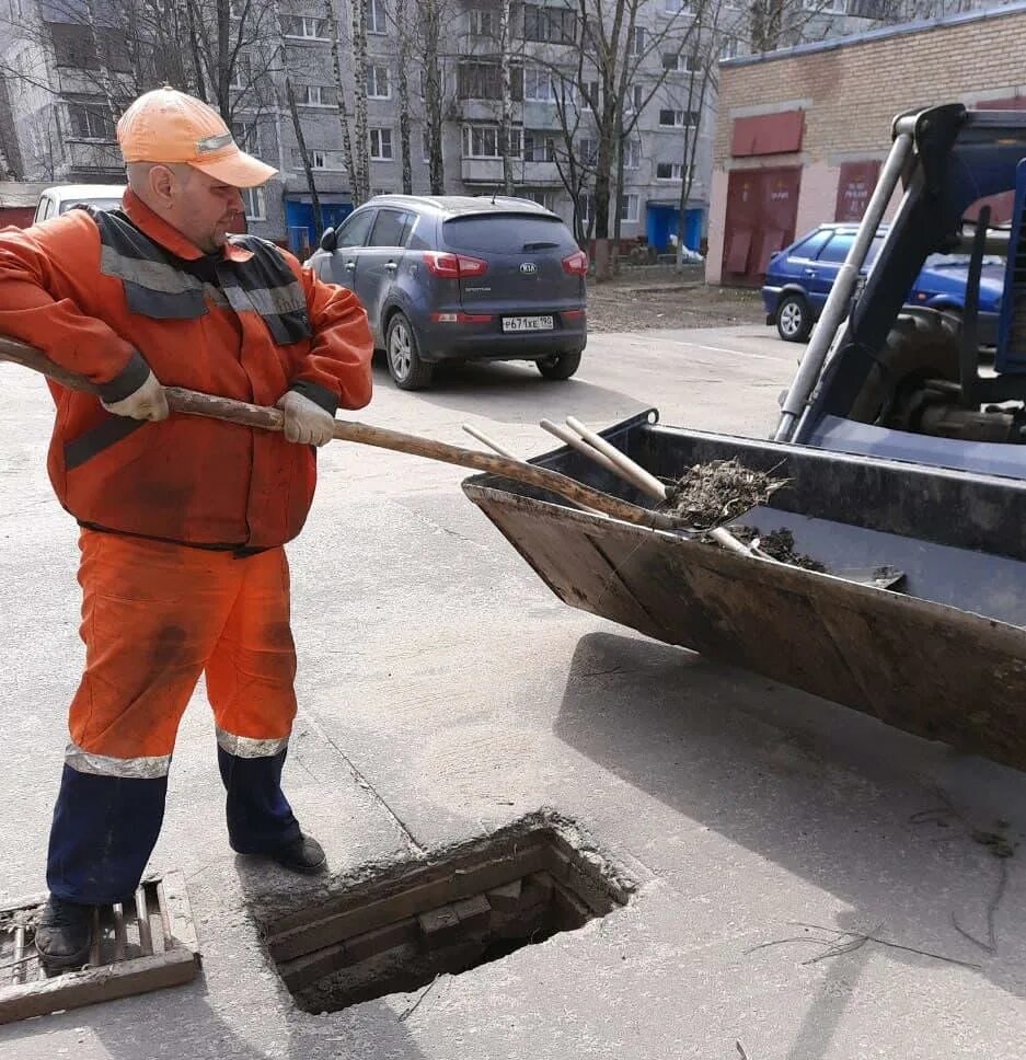 Работа в коломне для мужчин свежие. Ливневая канализация во дворе. Ливневки дорожные во дворе. Ливневая канализация Коломны. Воровство в благоустройстве Коломна.