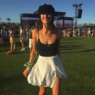 DEVON CARLSON 🦋 🍒 🌈 on Instagram: "🌴 🍹" Coachella fashion, Fashion, Devon carlso