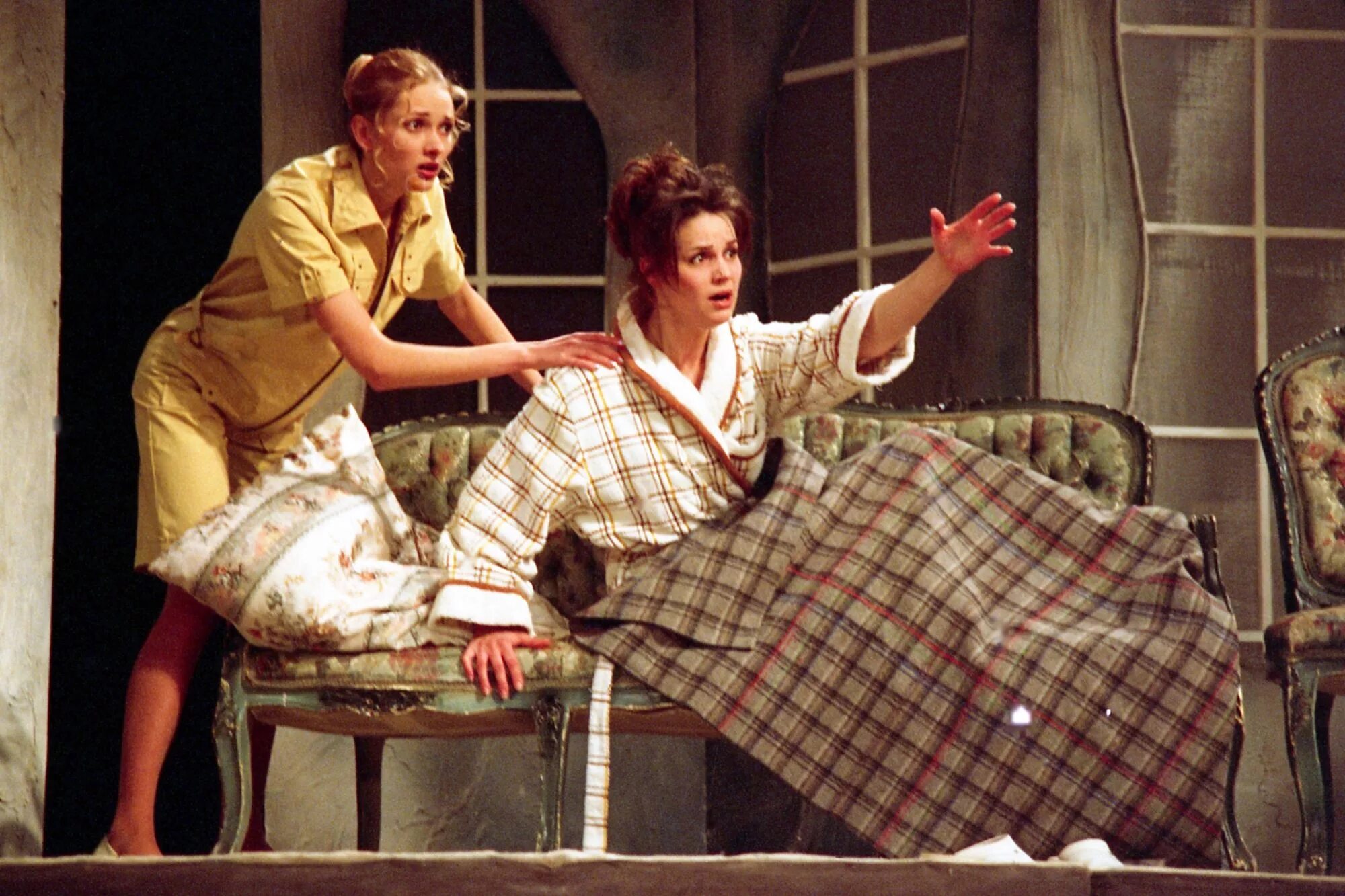 близкие люди спектакль волгоград. современные люди спектакль. человечный человек пьеса. 100 лет вахтанговскому театру. современные люди спектакль.