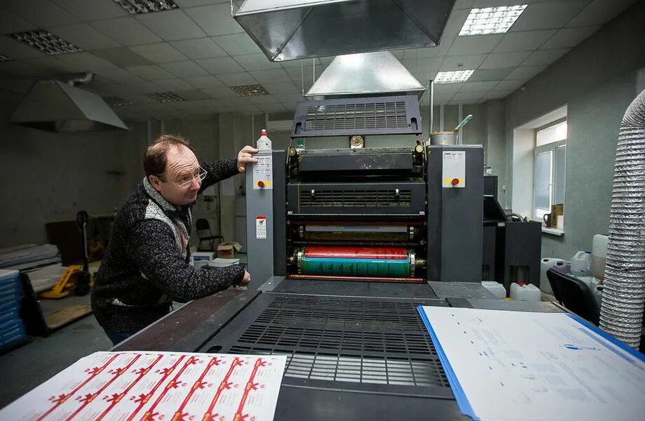 Типография в москве дешево. Печатный станок. Печатные станки для типографии. Современный печатный станок. Типографский станок современный.