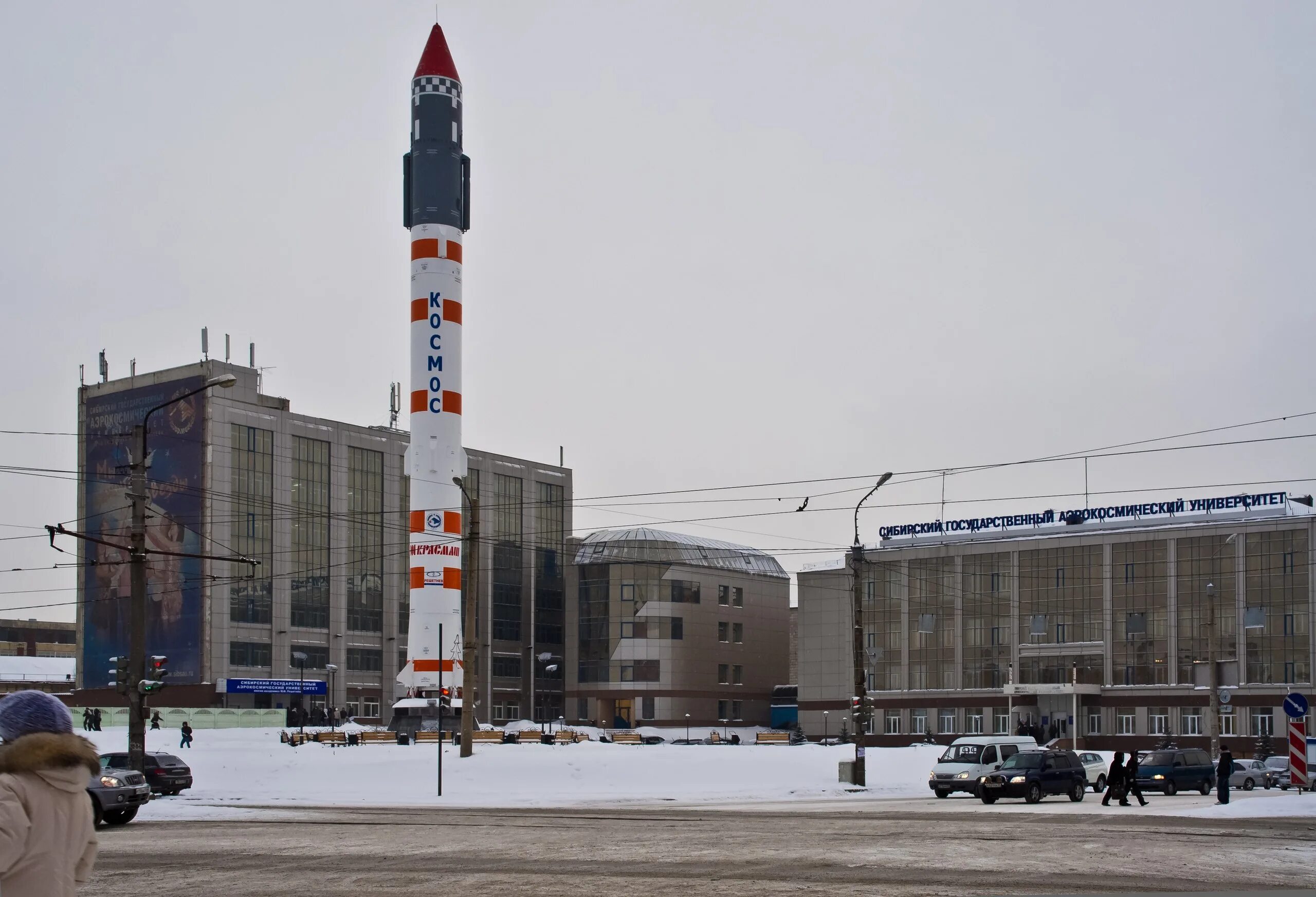 Аэрокосмическая академия красноярск. Аэрокосмический университет красноярск студенты. Аэрокосмический университет красноярск ракета. Ракета сибгау красноярск. Памятник ракете космос красноярск.
