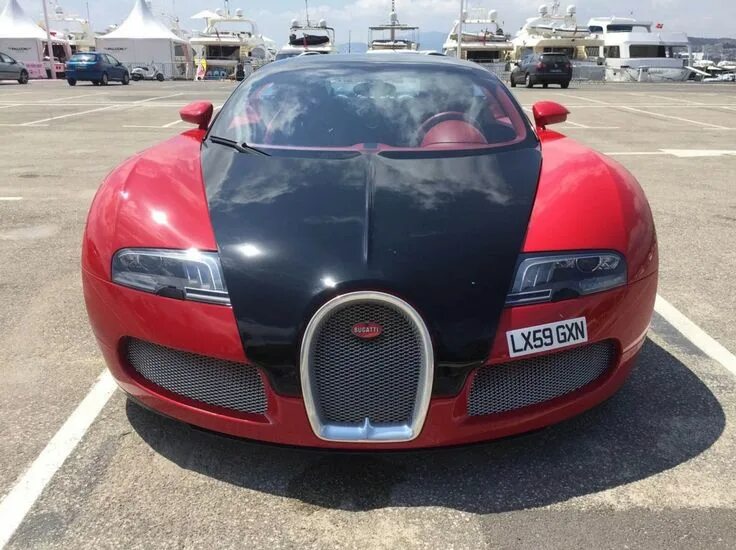 Бугатти в омске. Bugatti veyron красный. синий бугатти красный бугатти. бугатти вейрон красно синяя. bugatti veyron сине красная.