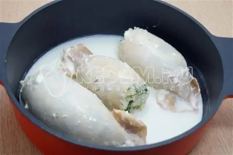 Кальмар фаршированный крабовыми палочками и сыром. Кальмары фаршированные в сливочном соусе. Кальмар фаршированный рисом в сметане. Фаршированные кальмары в томатном соусе. Кальмары фаршированные в сметанном соусе.