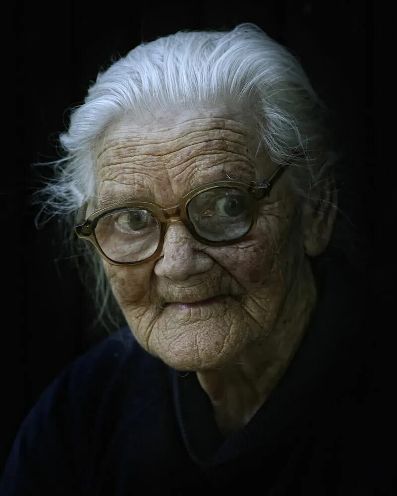 Старую старуху старик. Седая бабушка. Старушка с седыми волосами. Бабка с седыми волосами. Балуля с седыми волосами.