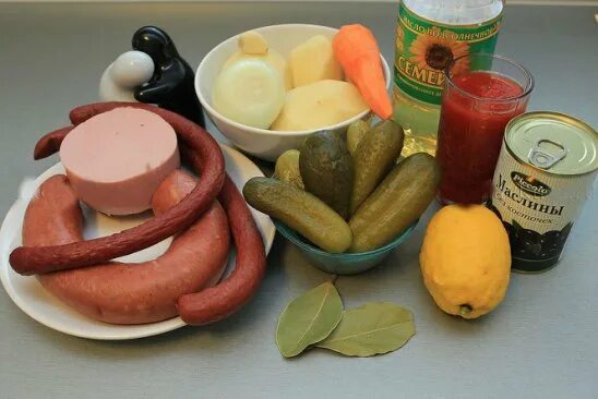 Как варить мясную солянку с колбасой. Солянка набор продуктов. ингредиенты для солянки с колбасой. продукты для солянки. ингредиенты для солянки с колбасой и оливками.