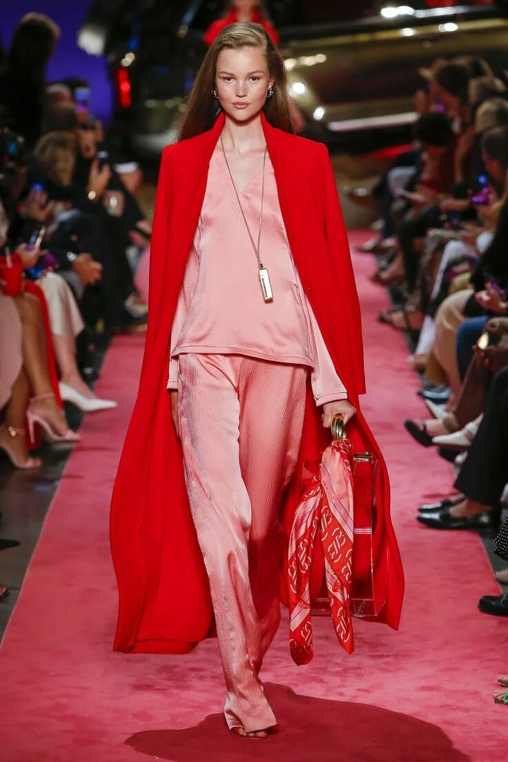 Модные показы розовые. Модный показ. Красное пальто подиум. Показ мод красная одежда. Красный подиум