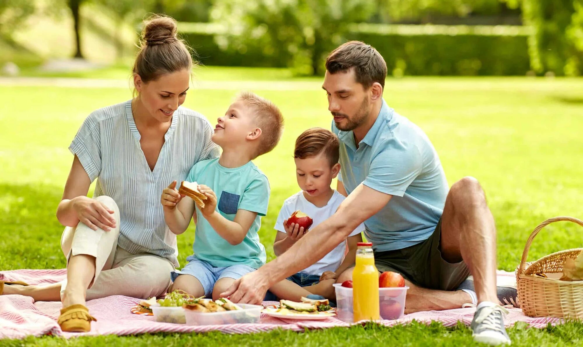 Семья на пикнике. Семейный пикник. Семья на пикнике фото. Пикник мамы и папы. Dads food