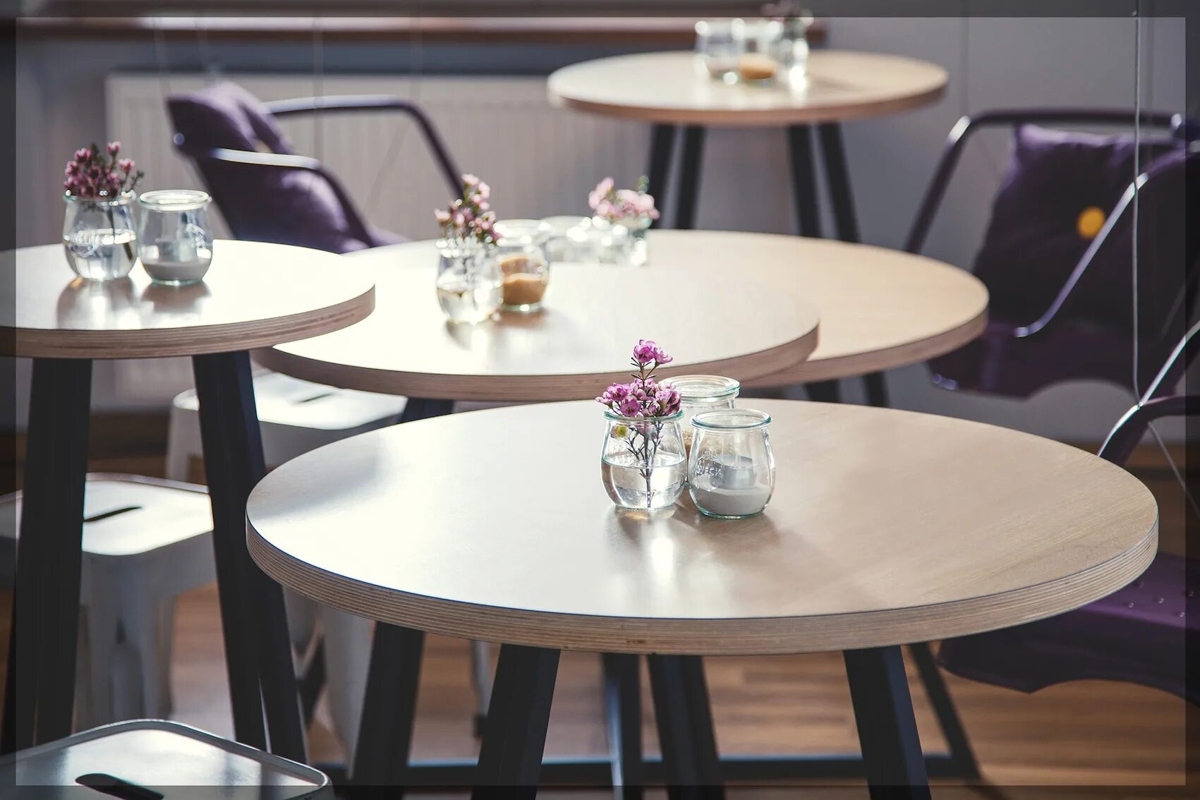 Стол кафе офис. Кафе внутри столик. Table ресторан. Столы для кафе. Уличные столики для кафе.