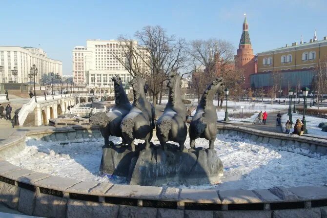 Му му москва манежная площадь фото File:Скульптурные композиции "Герои сказок"  Wikimedia Commons