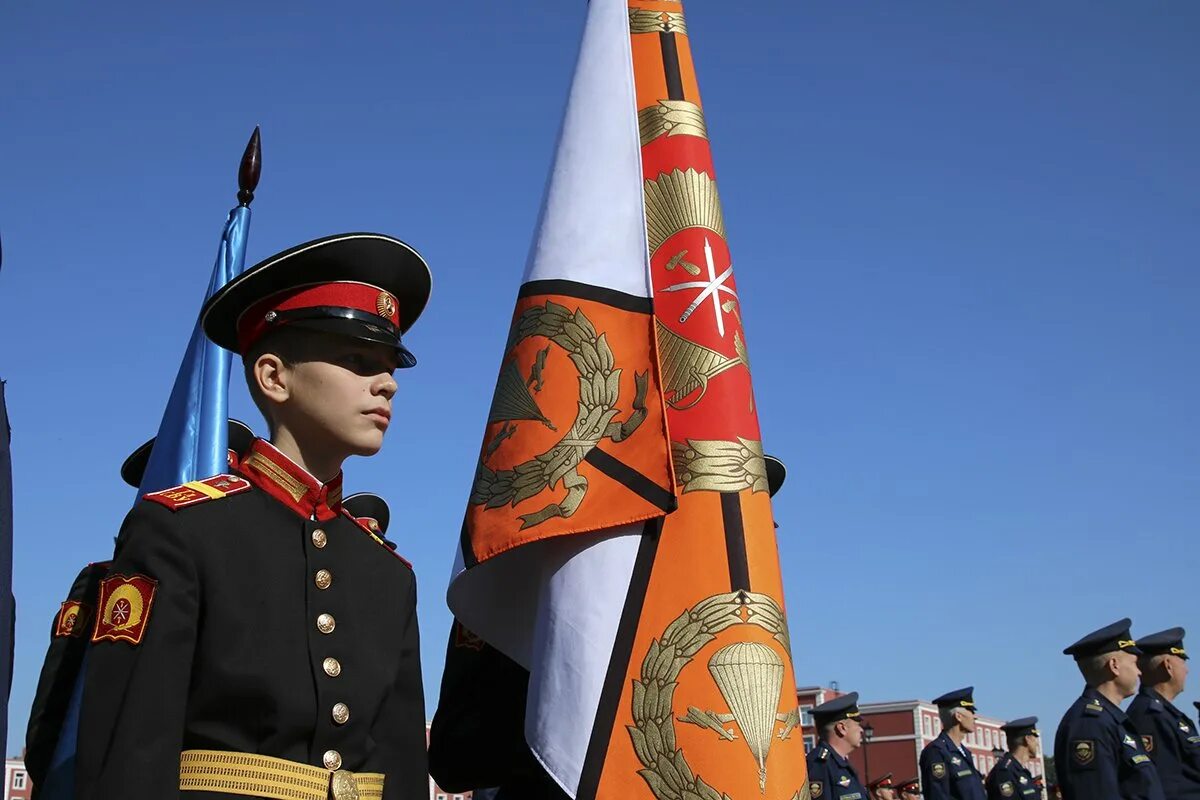 Рисунок боевого знамени. Боевое Знамя воинской части РФ. Знамя Вооруженных сил РФ боевое Знамя воинской части. Боевые знамена воинских частей России. Боевое Знамя Семеновского полка.