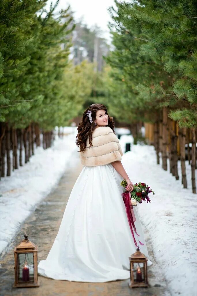 свадебный кортеж 2022. свадебное платье с шубой. свадебная фотосессия с машиной. машина на свадьбу. авто напрокат на свадьбу.