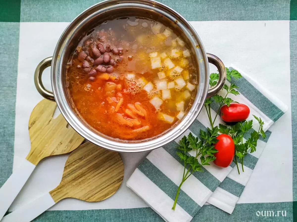 Постные щи с фасолью и свежей капустой. Щи из квашеной капусты постные. Щи постные фото. Щи из квашеной капусты с грибами. Скоромные постные щи.