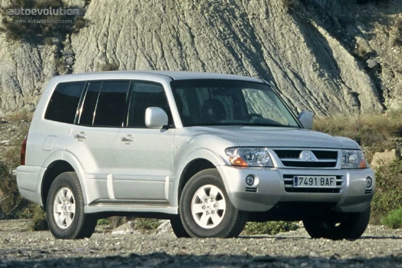 Pajero 3 поколения. Mitsubishi Pajero 3. Митсубиси Паджеро 2003г. Mitsubishi Pajero 2005. Митсубиси Монтеро 2003.