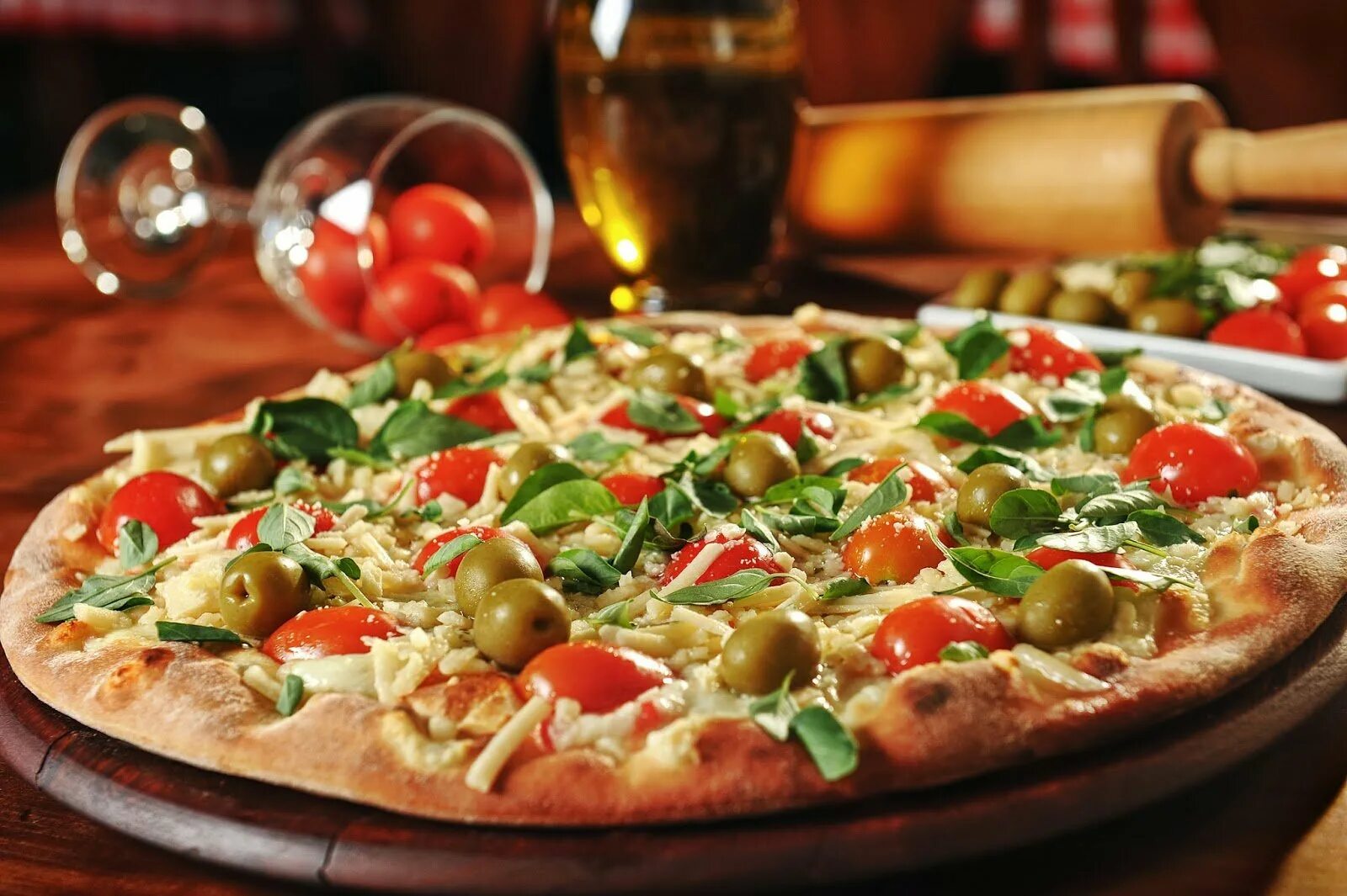 Итальянская пицца. Итальянская кухня пицца. Настоящая итальянская пицца. Итальянская пицца в Италии.