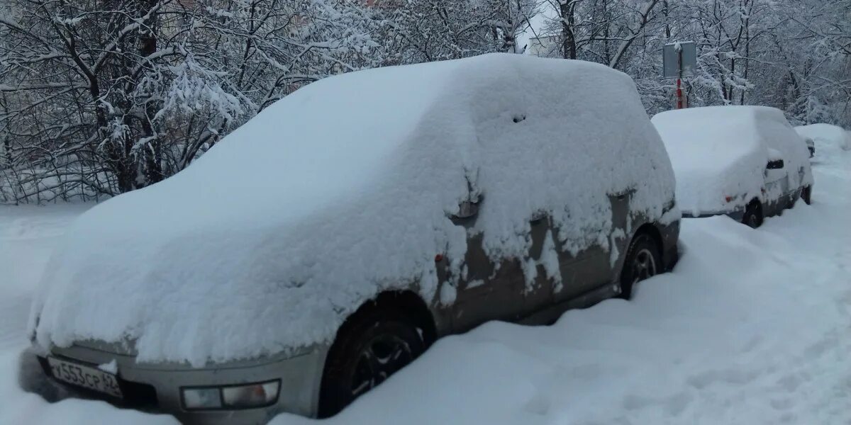 Занесе ое. Машину занесло снегом. Машина в сугробе. Машина под снегом. Автомобиль из снега.