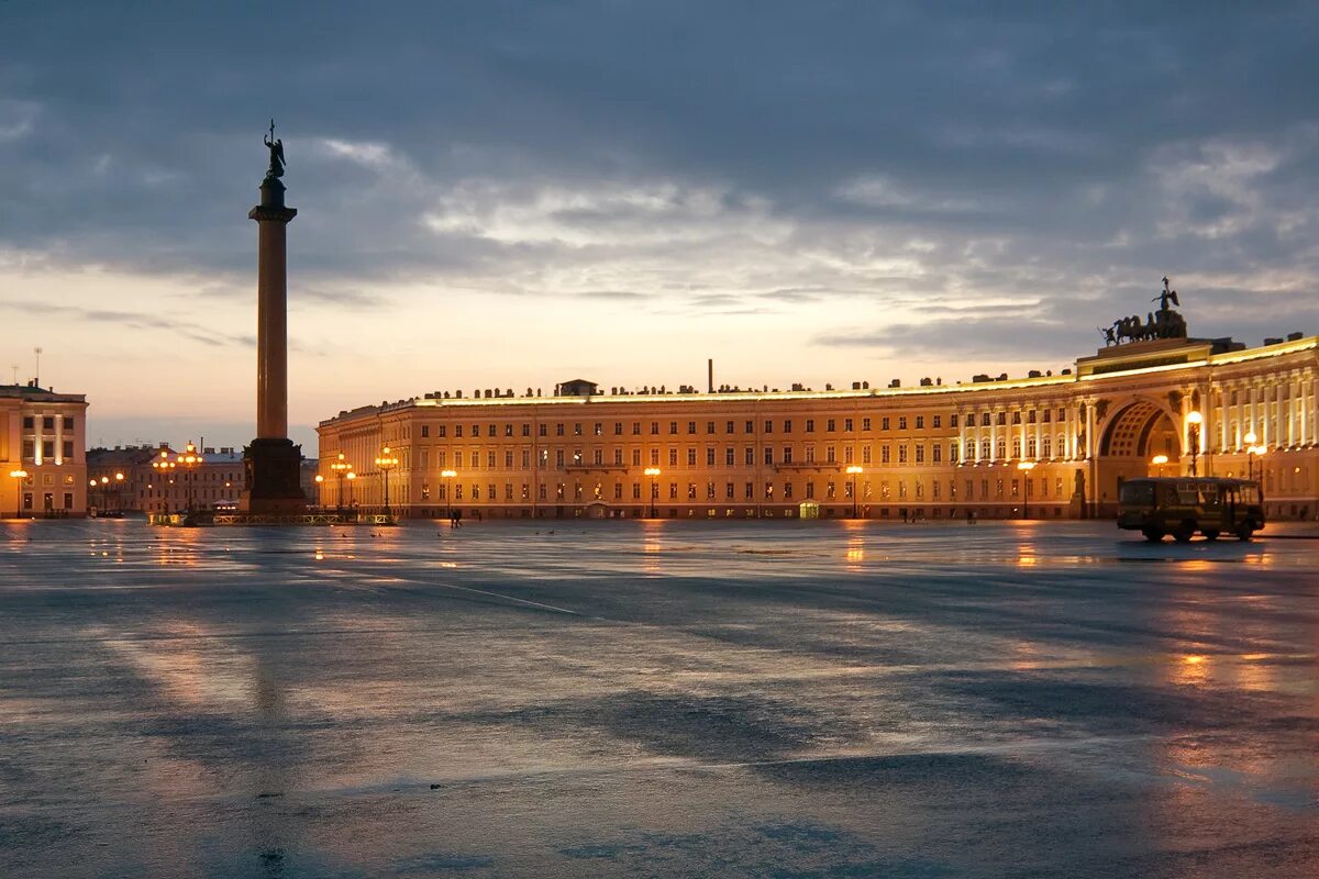 Спб центральное. Дворцовая площадь в Санкт-Петербурге. Питер Дворцовая площадь фото. Санкт Петербург центр Дворцовая. Белые ночи Санкт Петербург Дворцовая площадь.