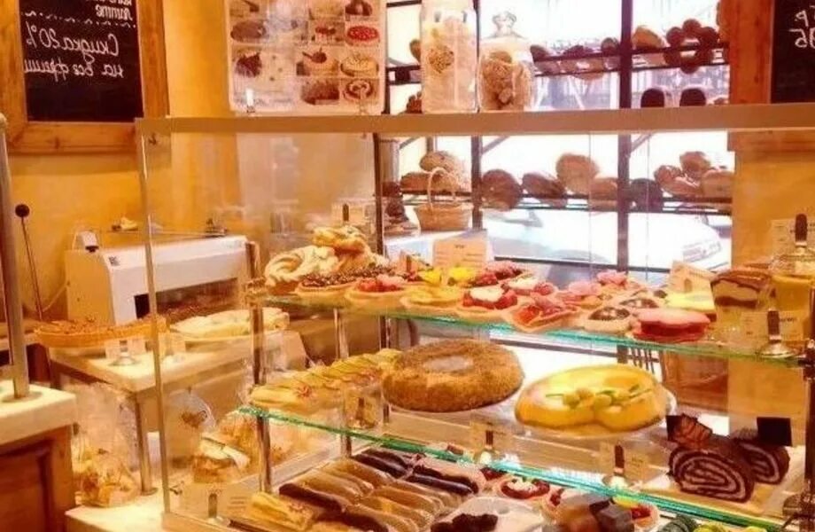 Пекарня волконский кутузовский проспект. Ассортимент мини пекарни. Витрина в пекарне выпечка. Выпечка в кофейне. Пекарни кондитерские.