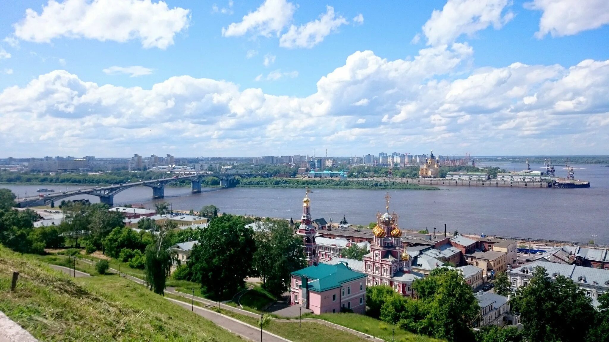 Стрелка с набережной Федоровского в Нижнем Новгороде. Смотровая площадка Нижний Новгород стрелка. Набережная Федоровского Нижнего Новгорода летом. Нижний Новгород старый город с набережной Федоровского.