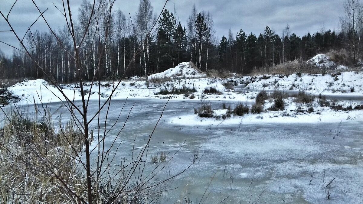 Пруд давно замерз. Замерзшее озеро. Замерзший пруд зима. Пруд давно замерз. Лед зимой на водоемах.